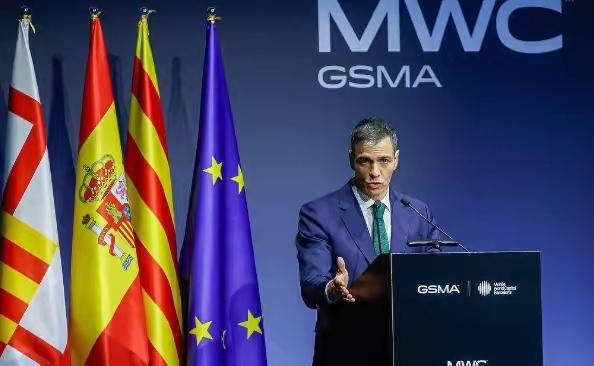 西班牙首相桑切斯刚结束访华，在飞回马德里的专机上，就干了一件震惊整个西方的事！专