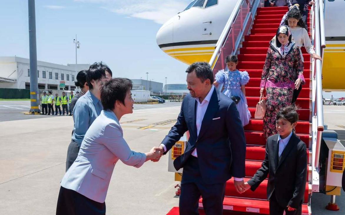 文莱王储一家抵达深圳宝安国际机场！5月13日，比拉王储与莎拉王储妃带着三个孩子结