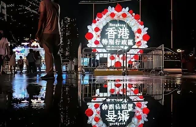 香港庆祝七一回归祖国28周年，这设计怎么看都感觉怪怪的，没有一点中国文化气息，我
