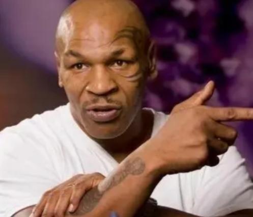 1988年，22岁的拳王泰森，逛动物园时给了饲养员一万美金，让他把栅栏打开，自己