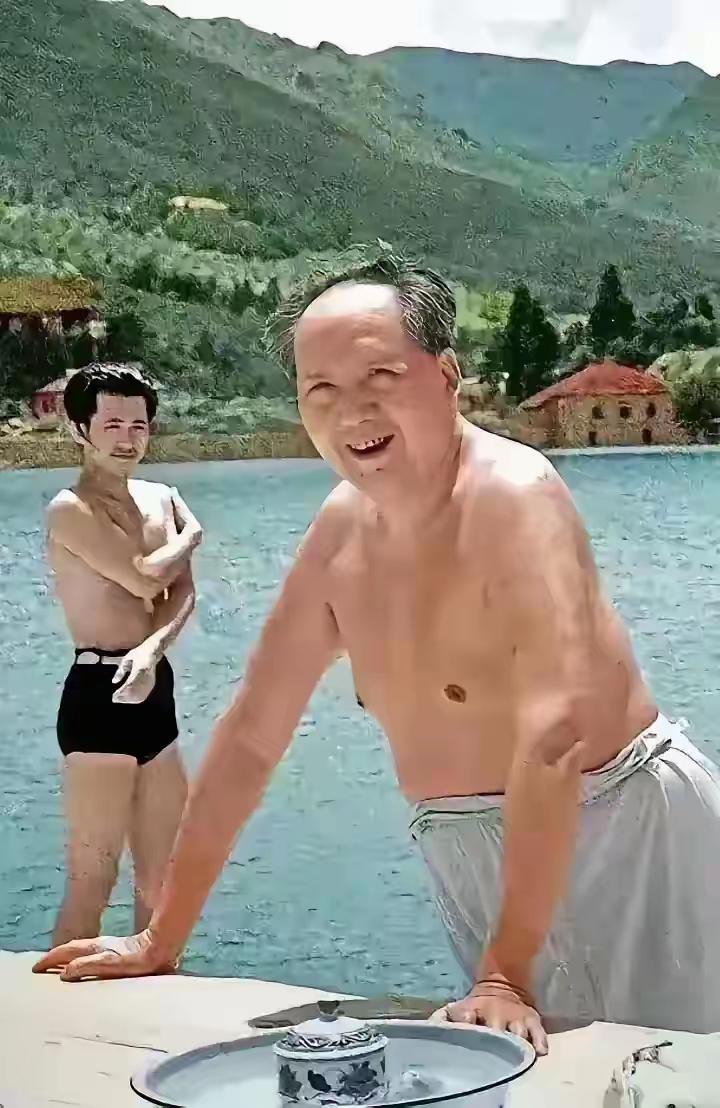 这张照片是毛主席游泳游后上岸的瞬间。他满面笑容、神采奕奕，亲切又爽朗，尽显平易近