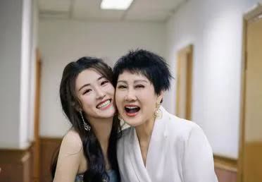 哇塞！张凯丽和她家宝贝女儿同框啦！女儿都这么大这么漂亮啦！俩人一起笑盈盈的，美得