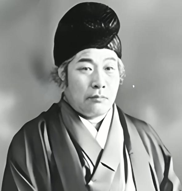 怪不得日本这么着急想跟咱们打一仗，日本出了个特别神的预言家叫王仁三郎，他最出名的