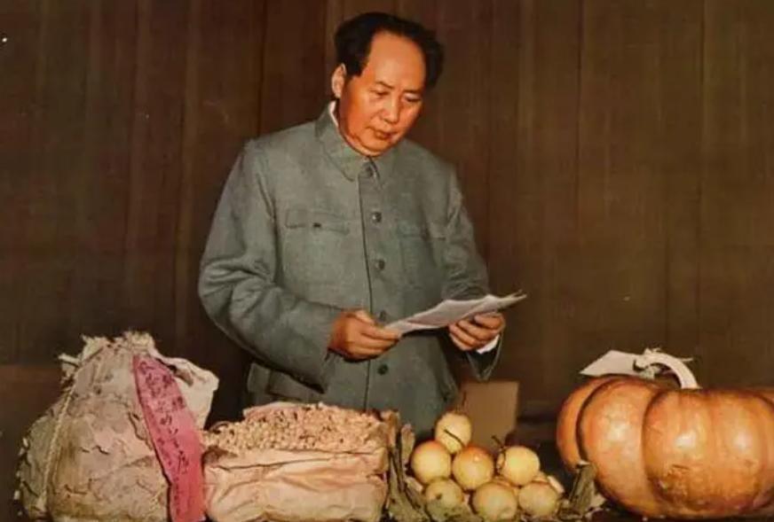 1955年毛主席突然想要去外面下馆子，吃饭时他压低声音问高智，你现在工资有多少呢