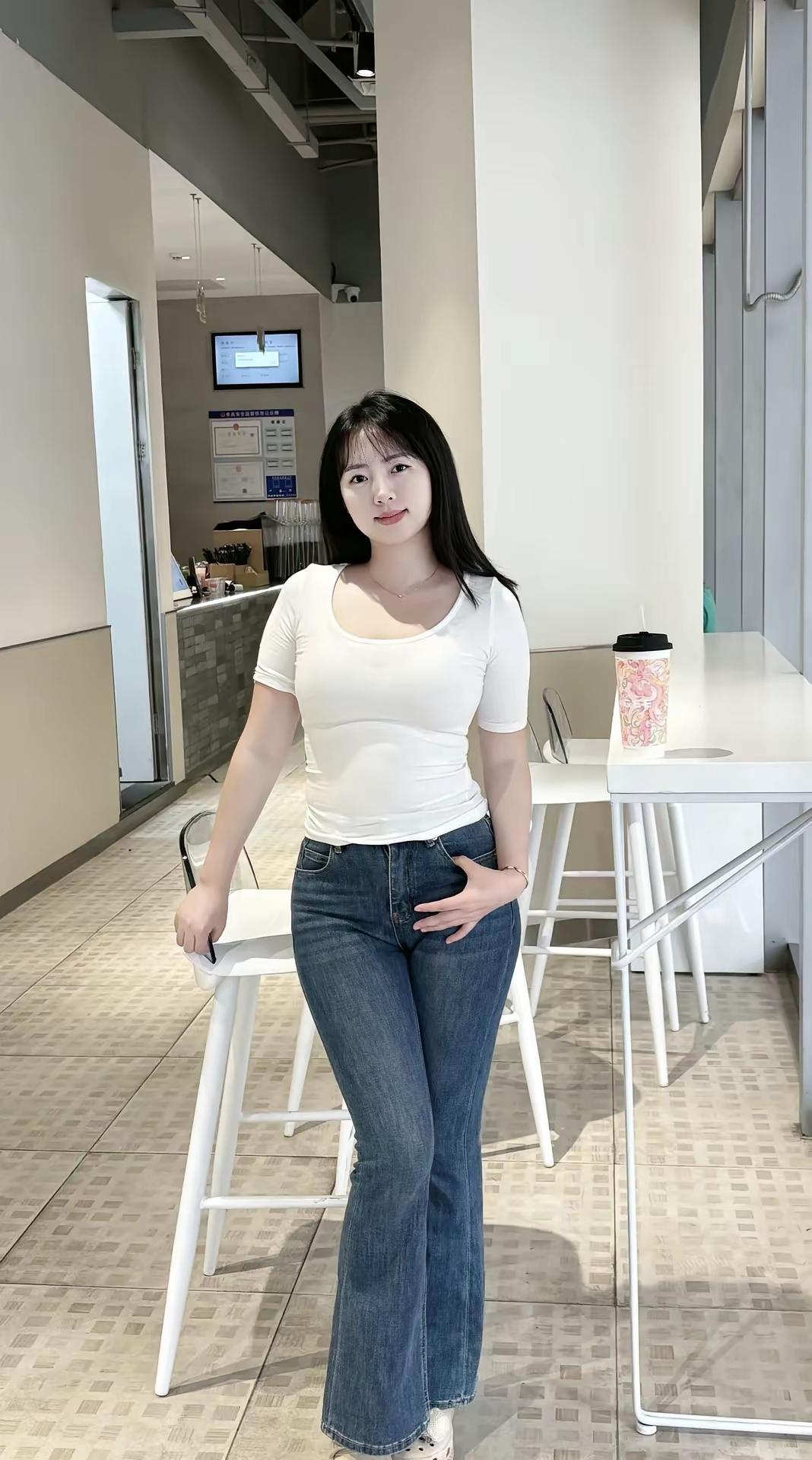 这美女站在办公室里，手插口袋，看着镜头。梨形身材女孩怎么练瘦最快?梨形身材难道