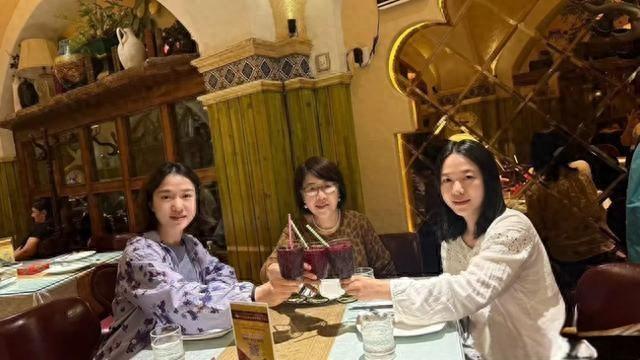 翁帆陪父母畅游新疆，50岁状态宛如少女翁帆一直深耕学术领域，如今在清华担任