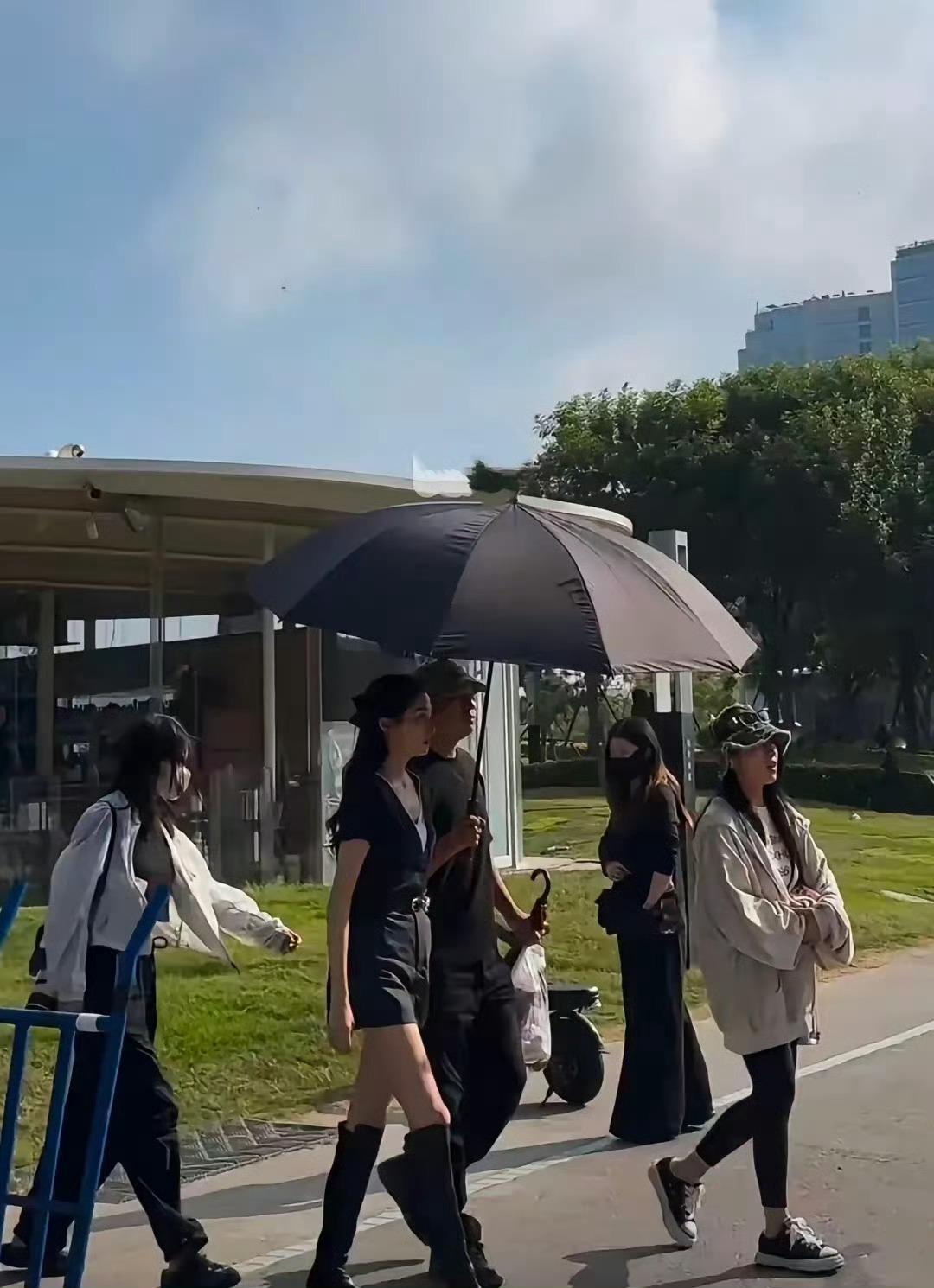关晓彤现实里的身材这么好吗？这不妥妥的漫画美少女身材，感觉比她在红毯上还好看…