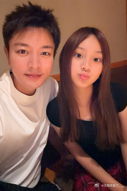 贾乃亮和女儿甜心同框的画面还挺少见的，这次一出现，发现他面相好像变了。不知道是不