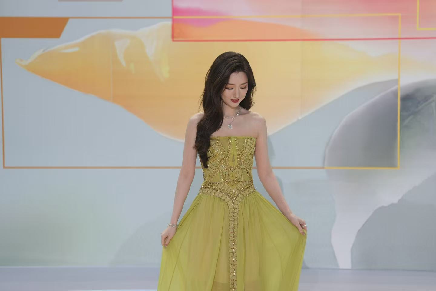 【毛晓彤美得像公主】毛晓彤从童话里走出来的吧美得我眼前一亮又一亮！好明媚大气，完