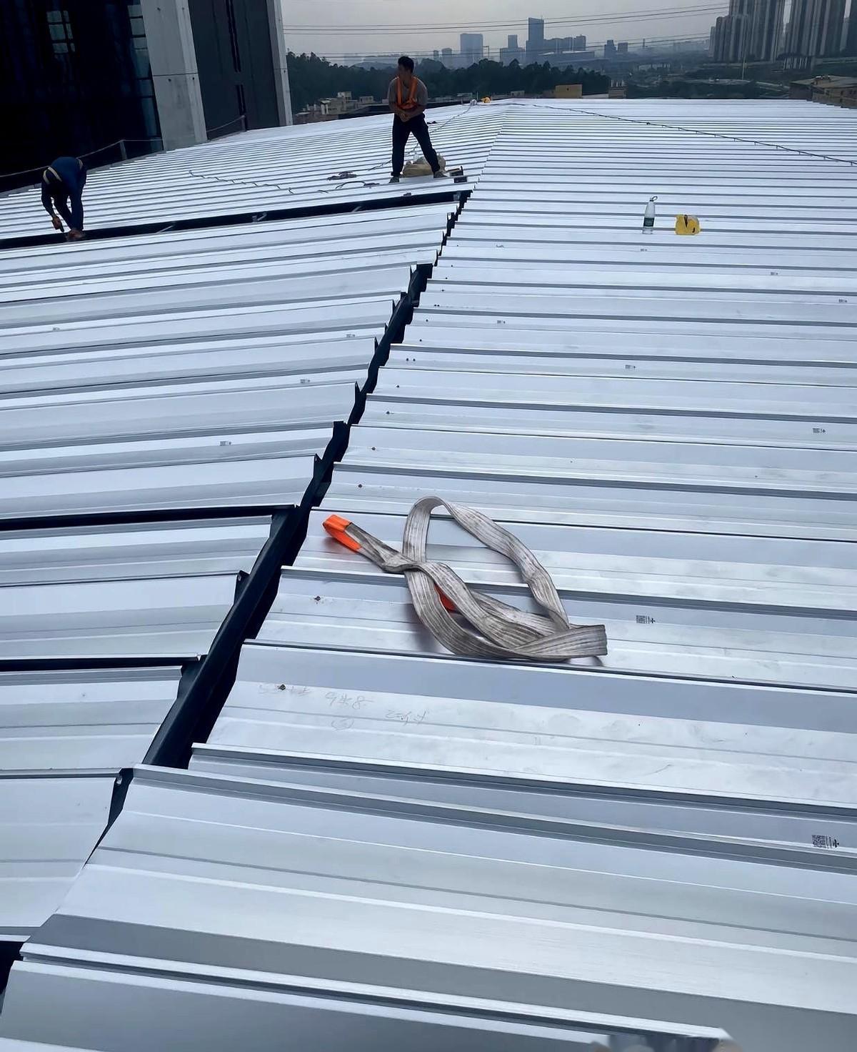 甲方在表彰会上夸她：“比男的还顶用！”然后呢？项目一结束，她就被“优化”了。