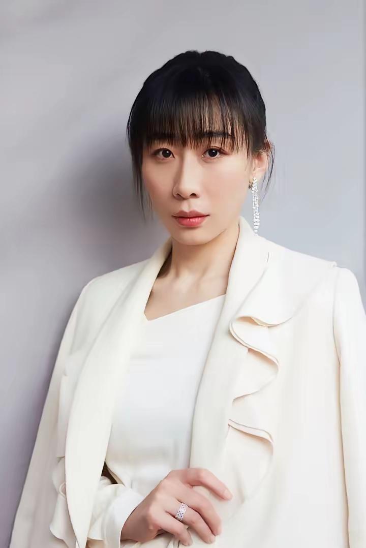 任素汐的新剧《迷墙》又像是演她自己，这种苦情戏看的人心烦，果断弃剧了。实话实说