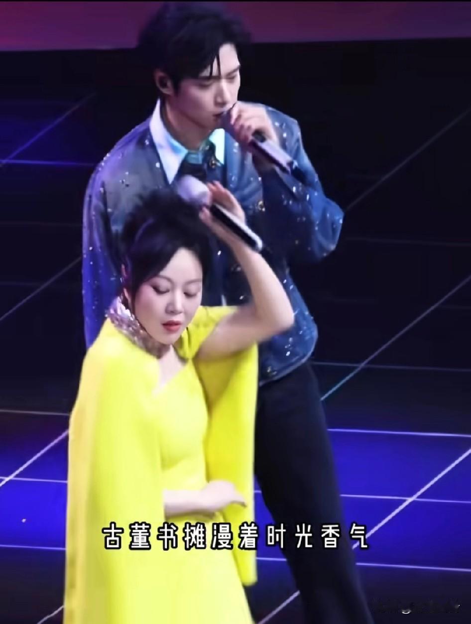 魏大勋和一根疯狂的大香蕉哈哈哈哈，闫妮姐像一根疯了的香蕉，还是打开皮的香蕉魏大