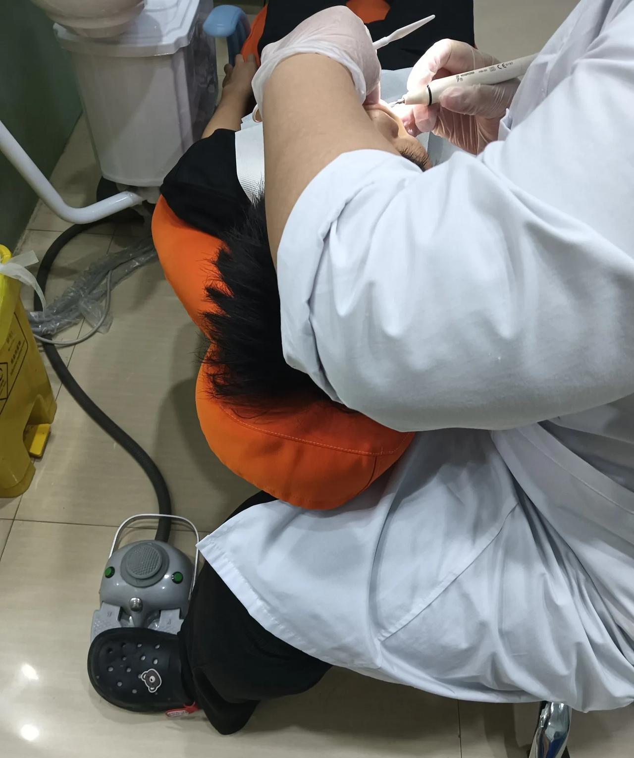 带儿子来治牙了！我刚刚跟医生商量了付款方式，因为需要治疗一个月，每六七天来一次，