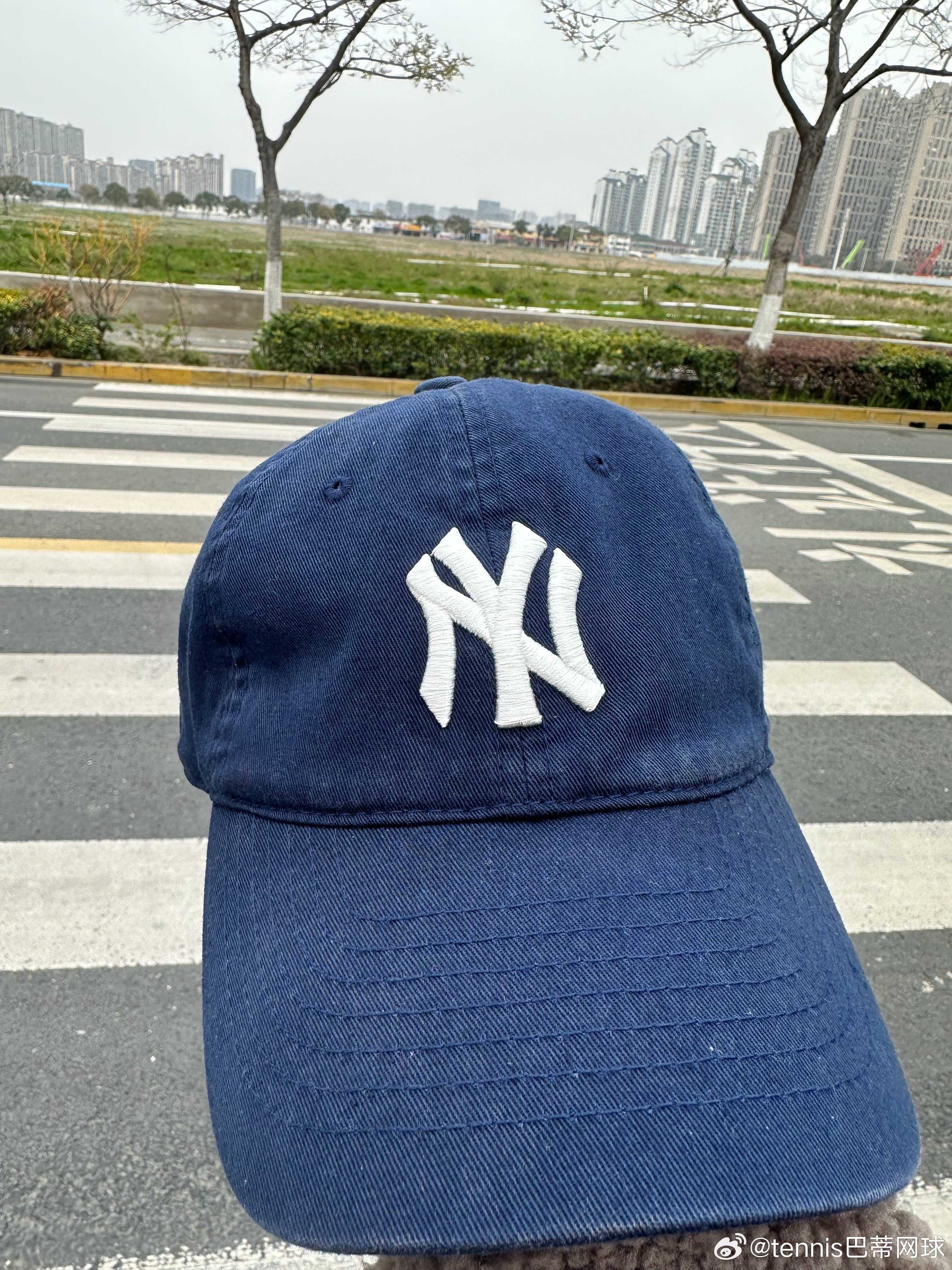 哈哈找到个莱巴同款洋基队的帽子我记得也有，果然找到