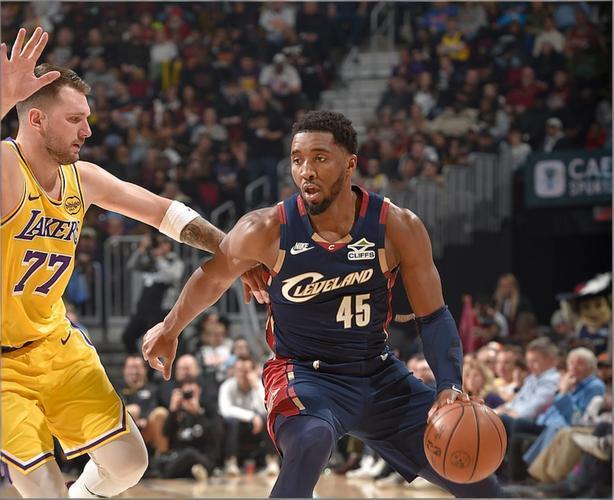 NBA的更新换代，真快：1、布克将进入他在NBA的第12个赛季2、米切尔将进