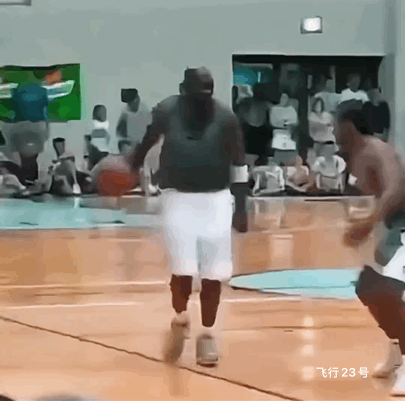老年乔丹、詹姆斯运球pk。图1:老年乔丹打业余比赛大秀胯下运球+急停跳投，宝刀