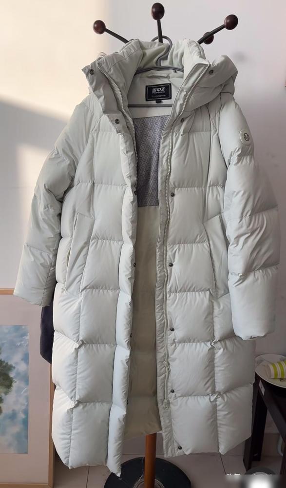 丈夫递上羽绒服那刻，我心凉了半截。雪中飞，我妈那个年代的牌子。同事身上是Lulu