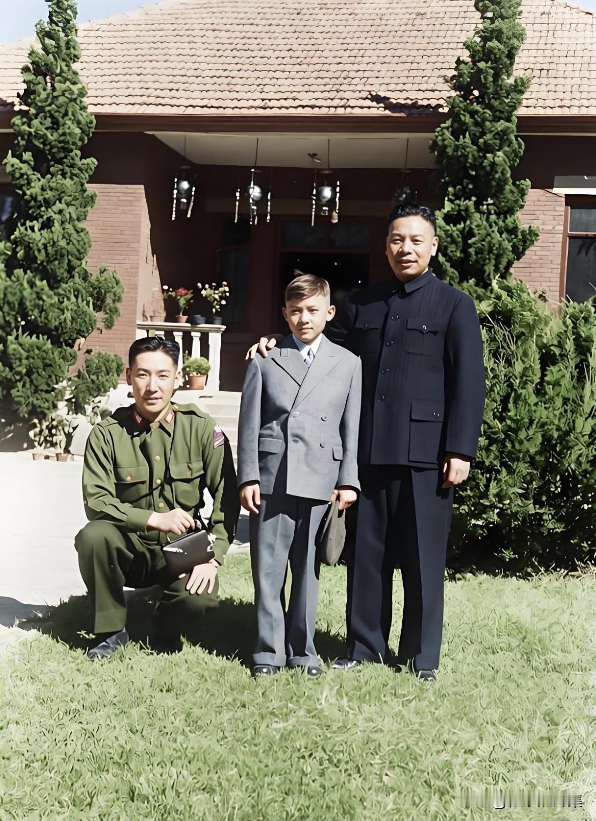 1946年7月7，南京蒋家官邸，蒋经国、蒋纬国兄弟与长子蒋孝文的合影。此时的蒋经