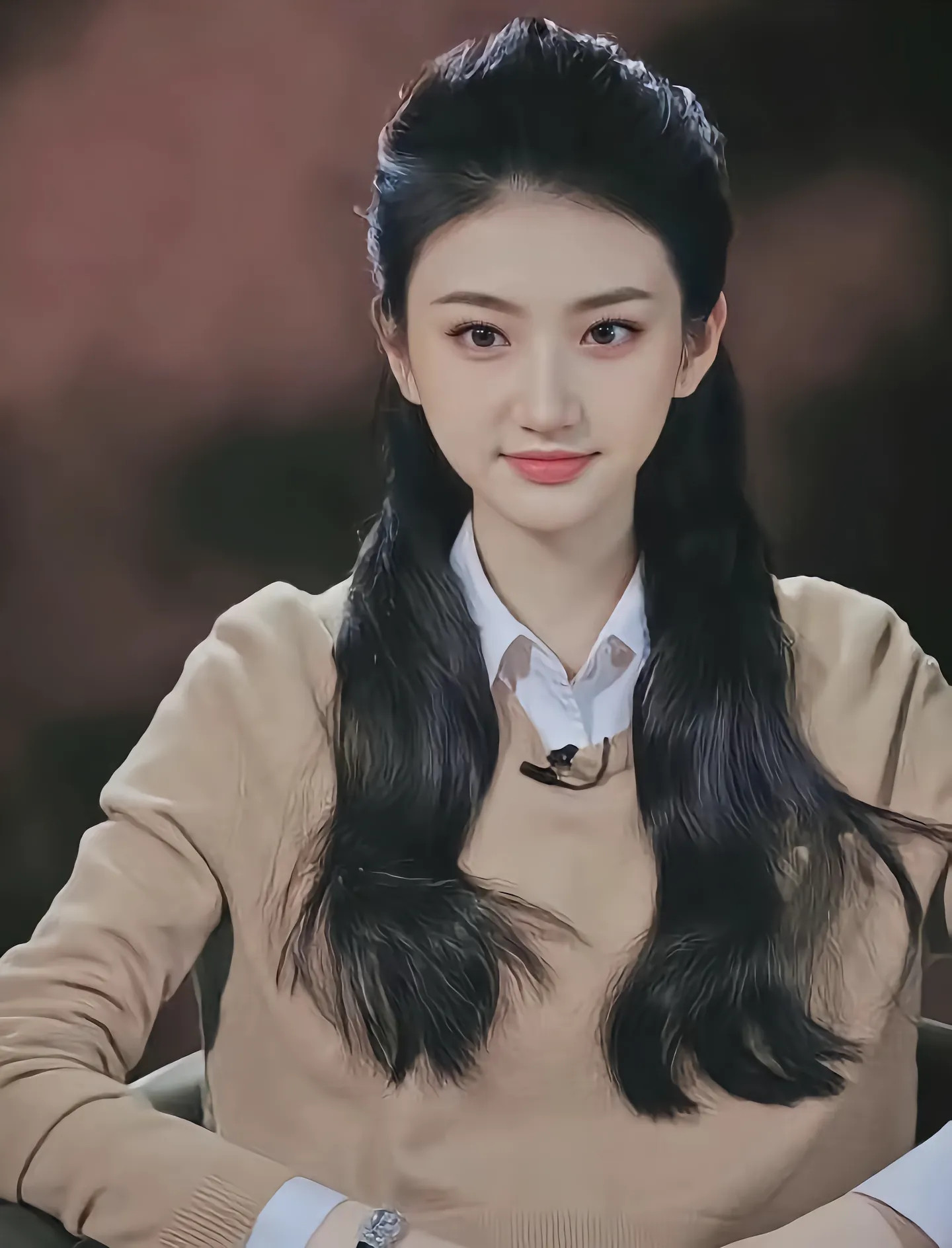 刚出道时的景甜站在成龙大哥身旁，一点也不逊色