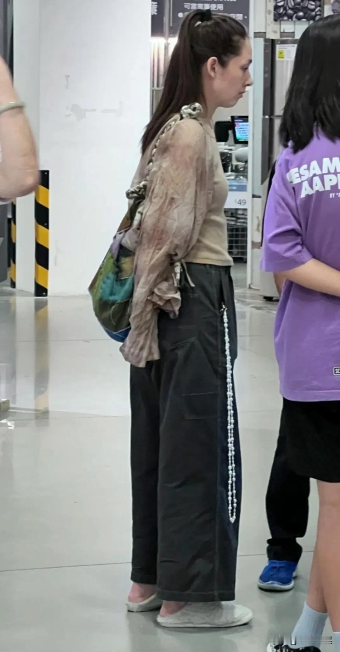 郭碧婷带着孩子现身台北购物。素颜朝天，发际线有点高，脸色有点憔悴，胸塌弯腰，女