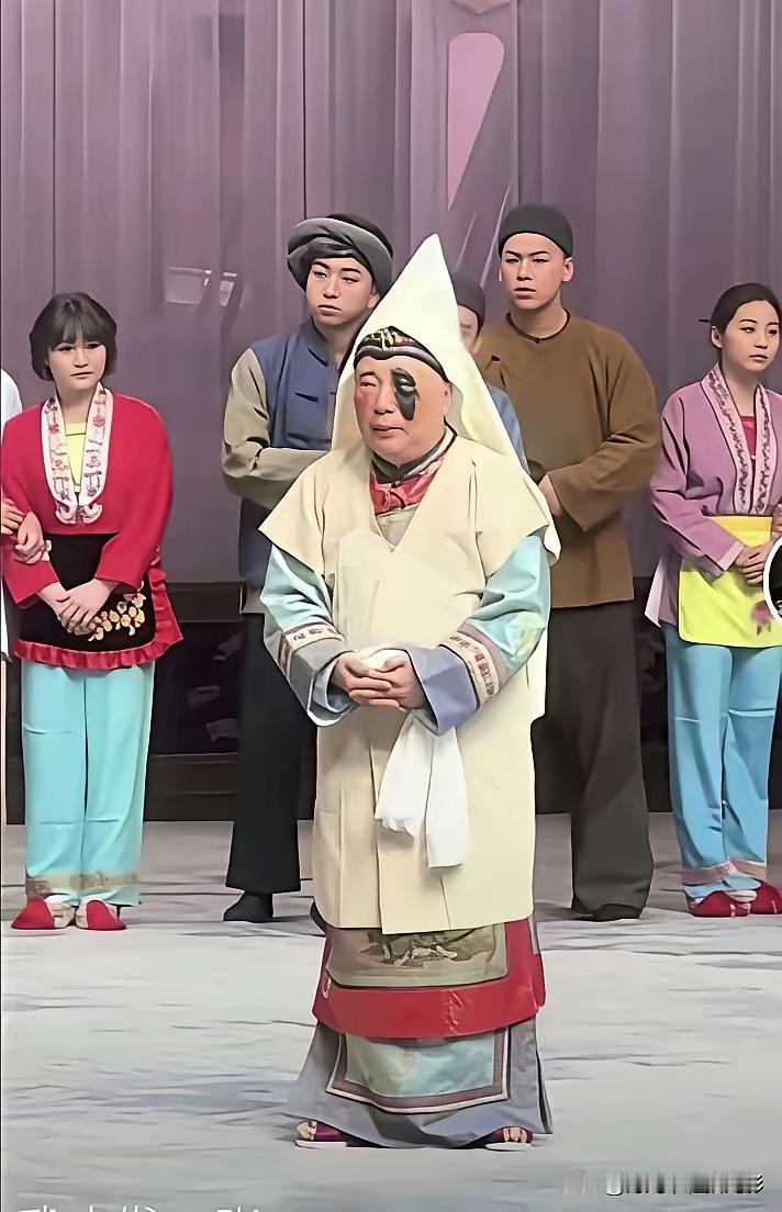 郭德纲后期也不知道怎么了，总是莫名其妙的扮丑，像入了魔一样！感觉像是某种最后的