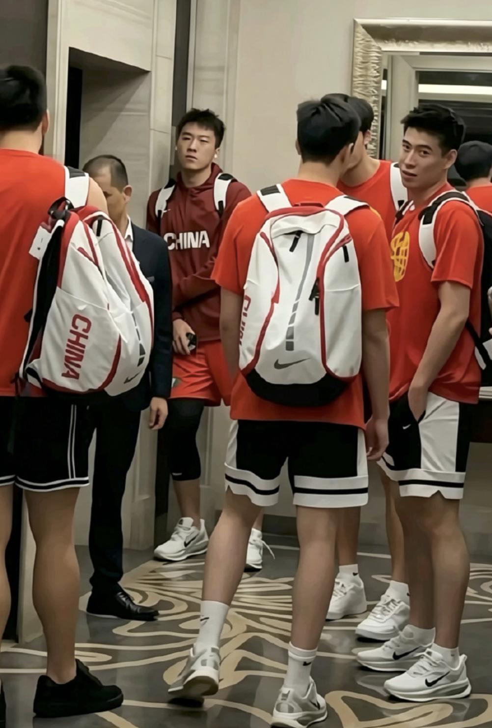 王俊杰到底怎么了？半场得0分，防守感觉也已经尽得这支球队的精髓，到处漏风，王