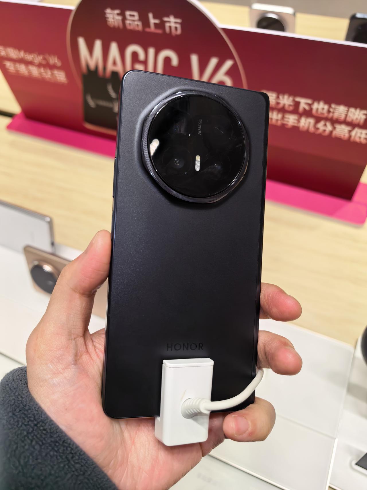 荣耀MagicV6我讲讲我的三个最关注的一是自研至臻黑钻屏，突