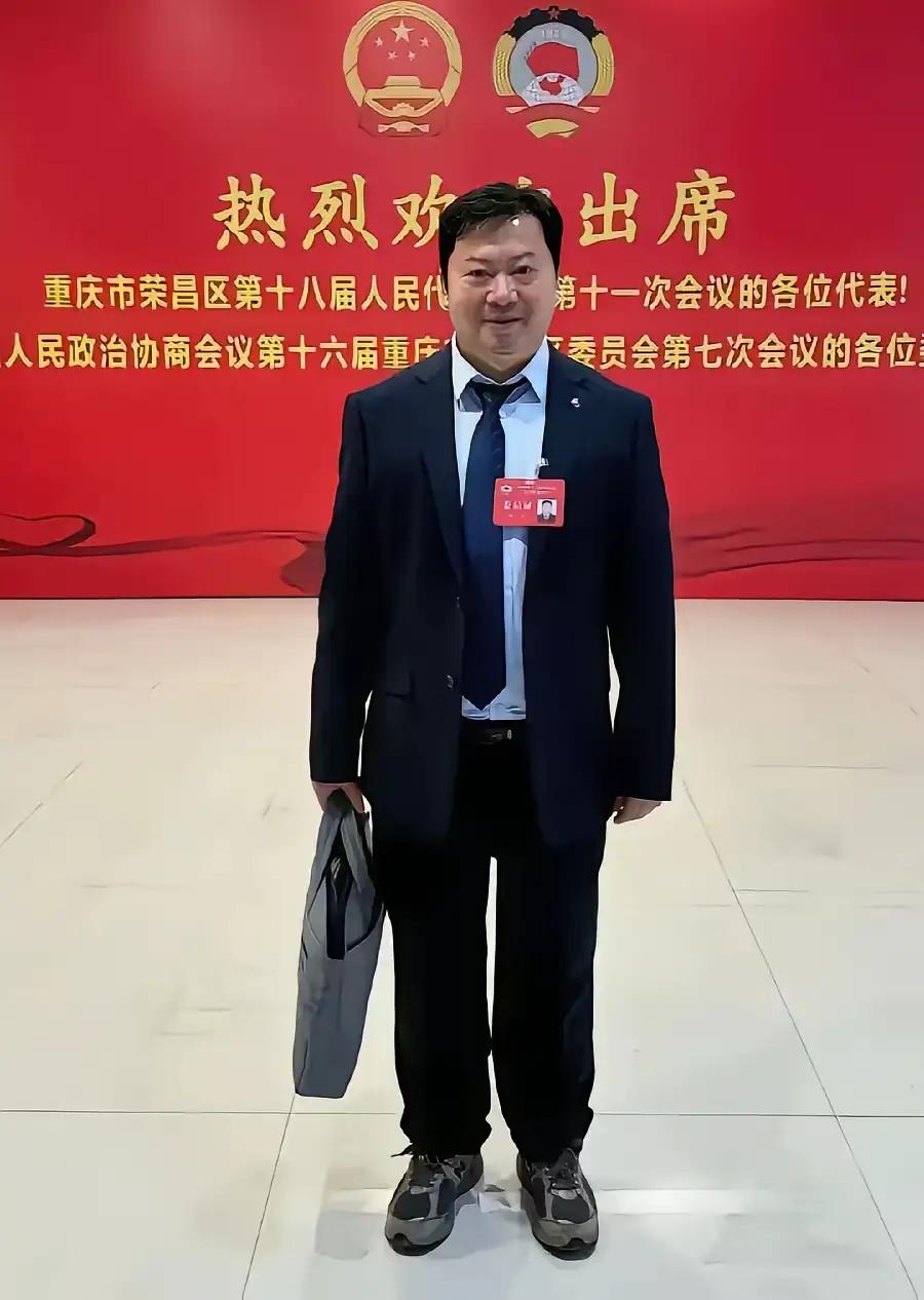 荣昌卤鹅哥有出席了，只是他的鞋子跟整齐的西装有点不协调。连豆包都看不下去了。于