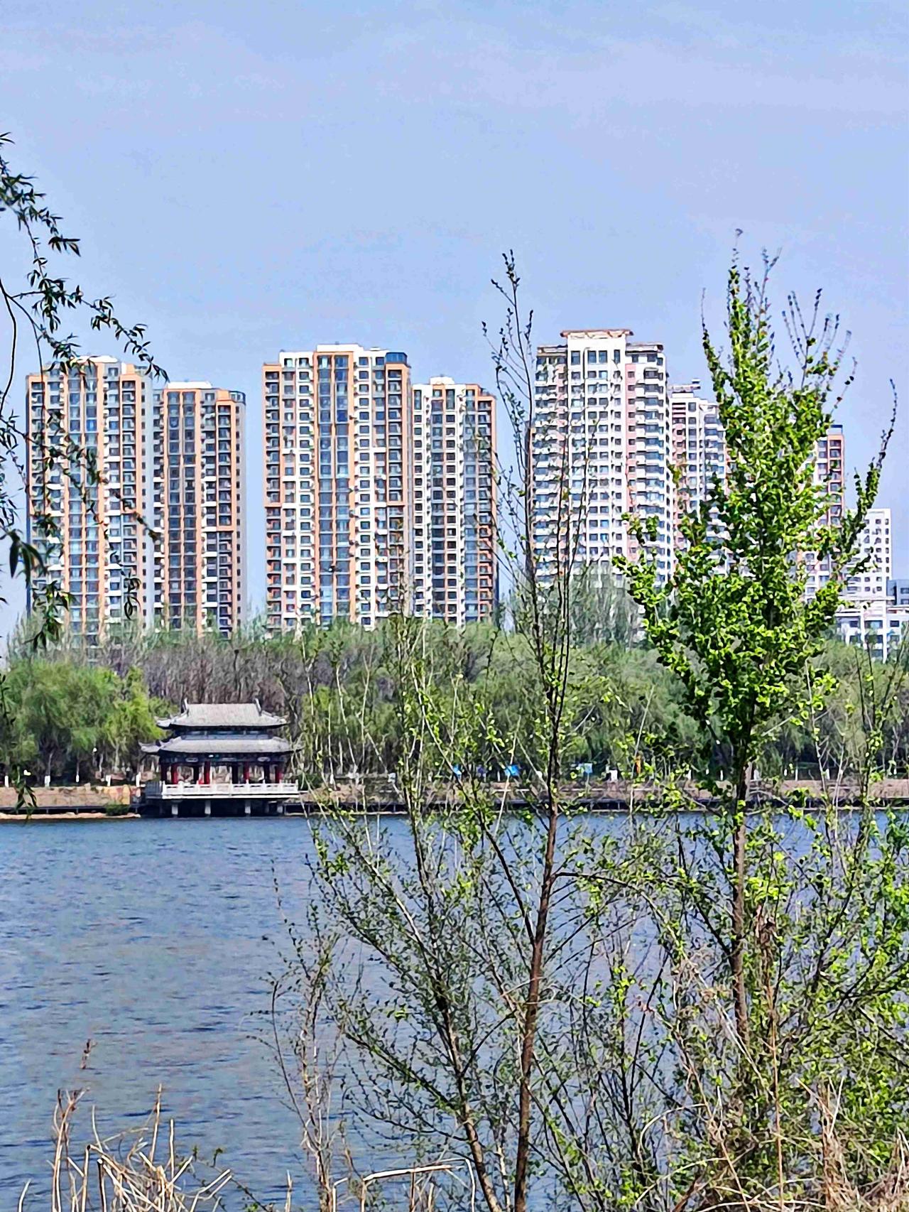 带定位晒今日生活今天心情轻松愉快，天气也是格外给力，大晴天，阳光洒在身上暖洋洋