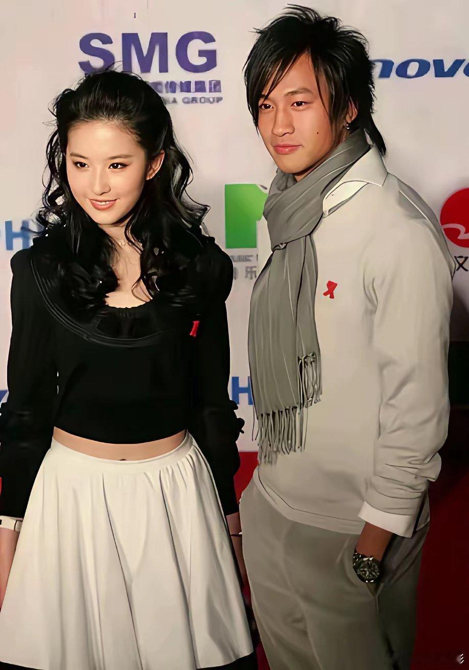 何润东接受采访时说:“我人生中其中最丢人的事情，是有一次颁奖典礼走红毯，我旁边跟