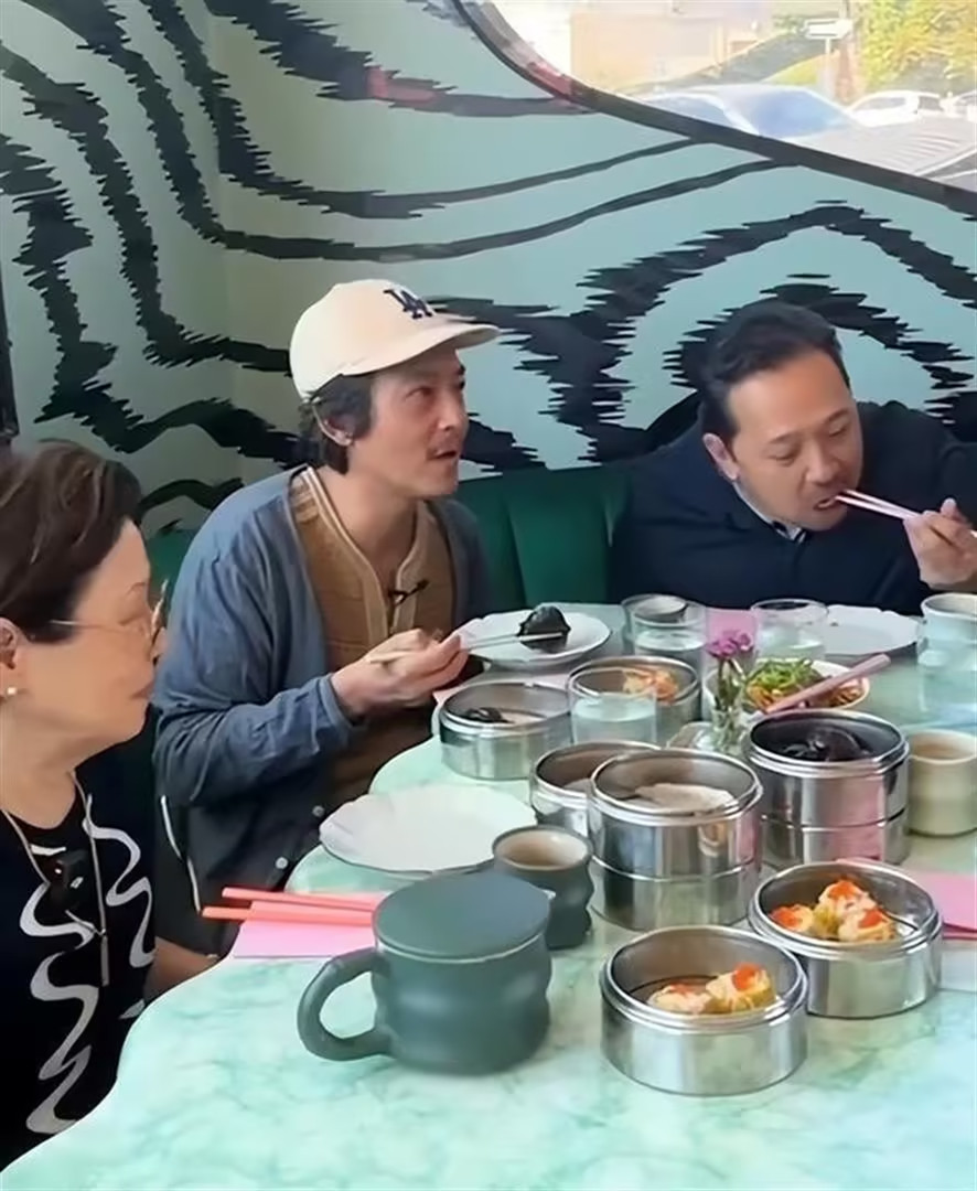陈冠希美国被偶遇，穿破旧衣服吃中餐，脸颊干瘦有白发双眼无光