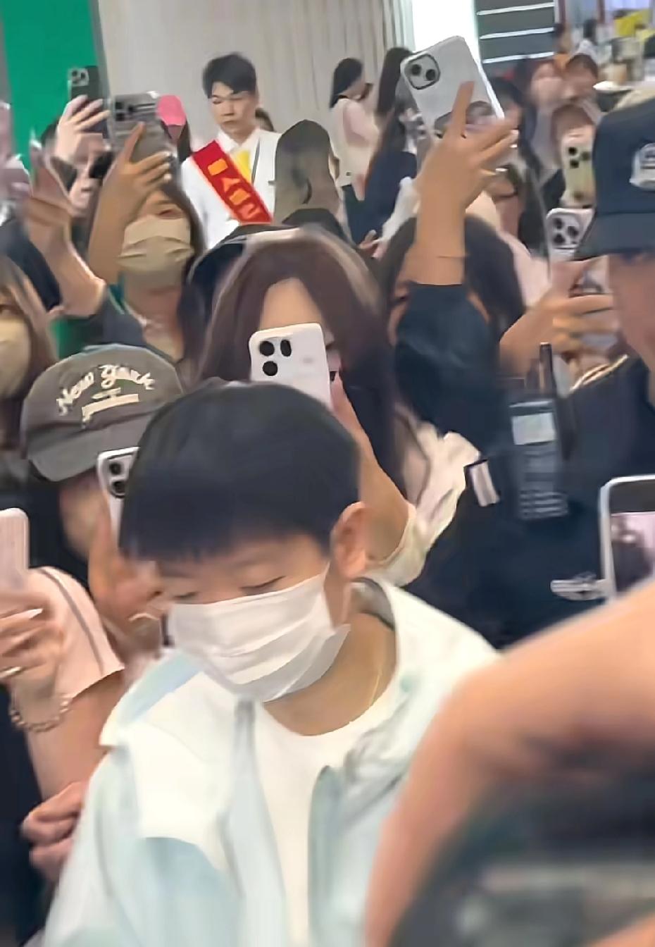 都说她不认路了，还一个一个跟着走！我们路盲小莎，机场是真的迷糊莎，哈哈！小莎带领