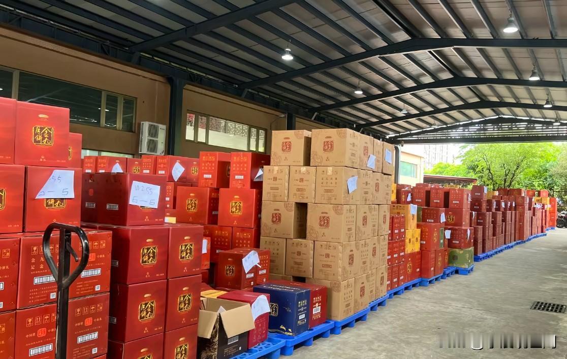 “今年的月饼礼盒实在难卖，根本销售不动”，这是一个食品经销商的原话，整日愁眉苦脸