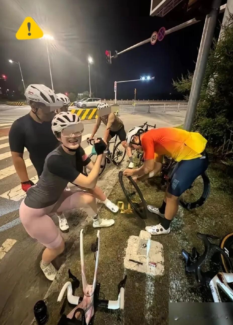 鸟哥的撬妹技巧就和他骑车的技巧一样高超，女生都喜欢他。现在的社交平台都被鸟哥骑行