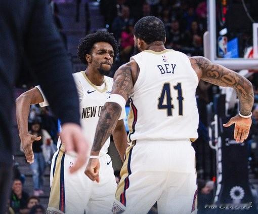 鹈鹕队真是“劫富济贫”啊！今天NBA又迎来大爆冷，西部倒数第一的鹈鹕队以10