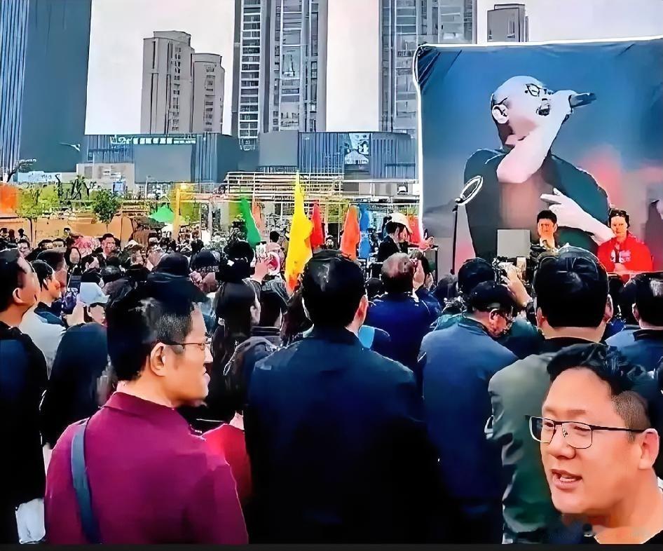 刀郎现在，真的是身不由己了，别人开唱赚私利，刀郎开唱带活一座城。他一开场，