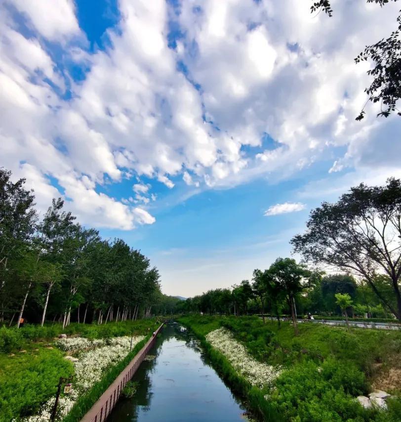 北京“京西小江南”的诗意水岸夏日炎炎的京城，酷热难耐，暑期近在眼前，去有水的地