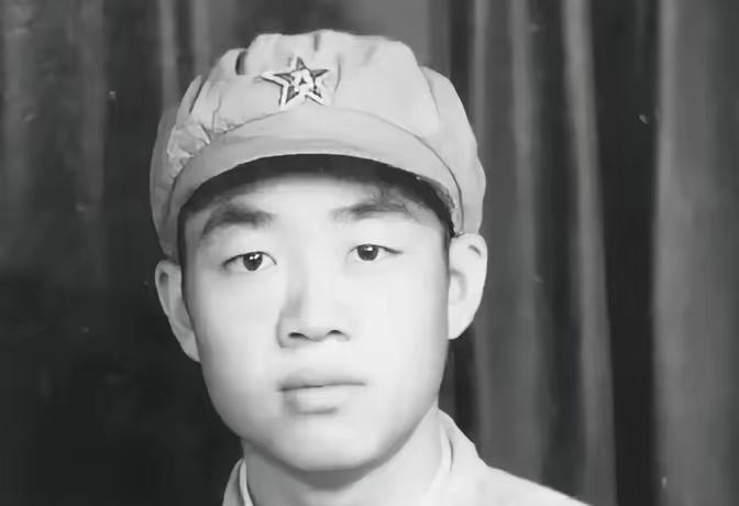 1951年，一个15岁新兵擦大炮，埋头看瞄准镜，却突然瞅见，敌人的阵地上出现了一