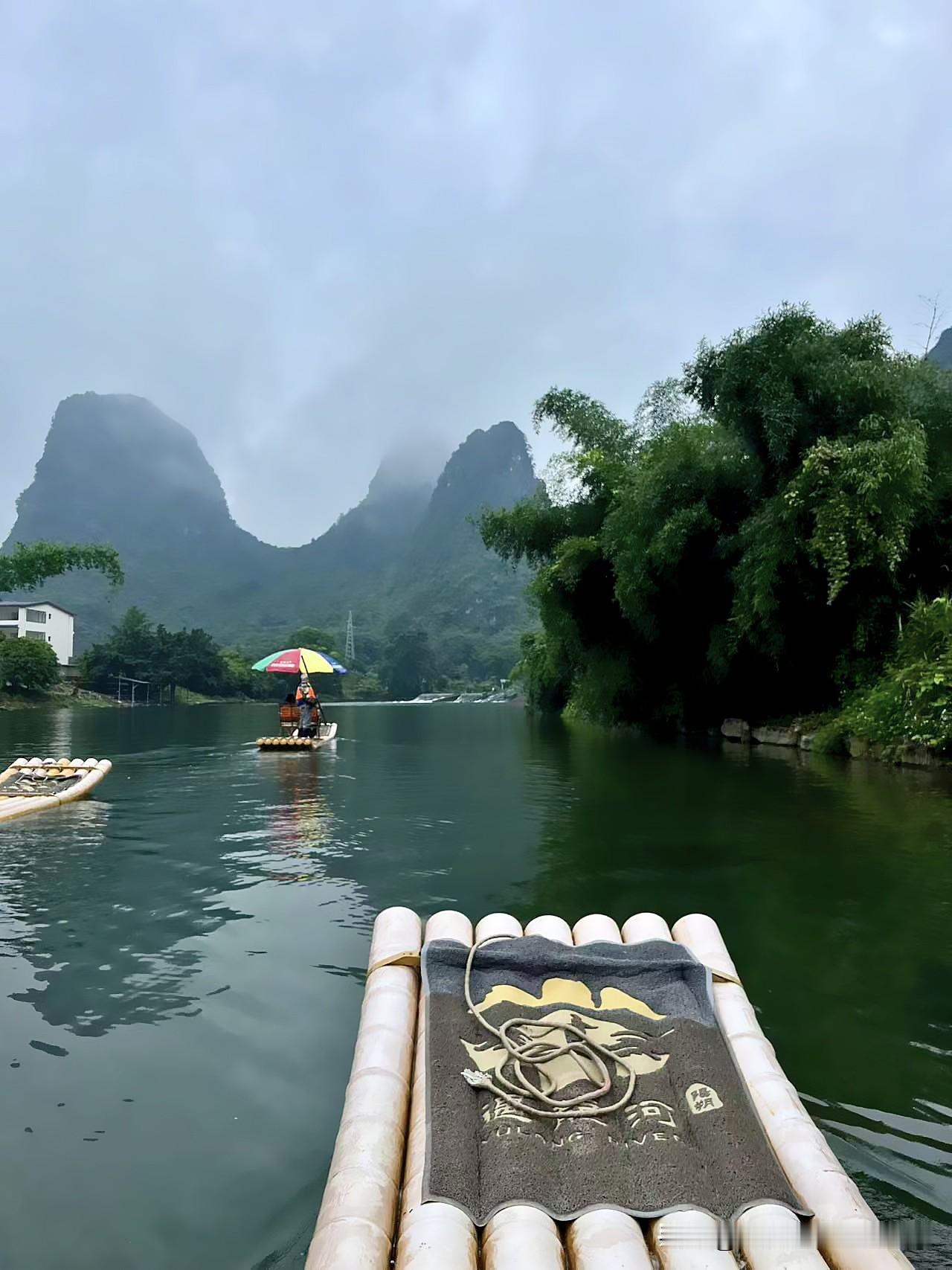 遇龙河竹筏：一半水墨仙境，一半人间套路刷到这条，五一要去桂林的，千万别急着