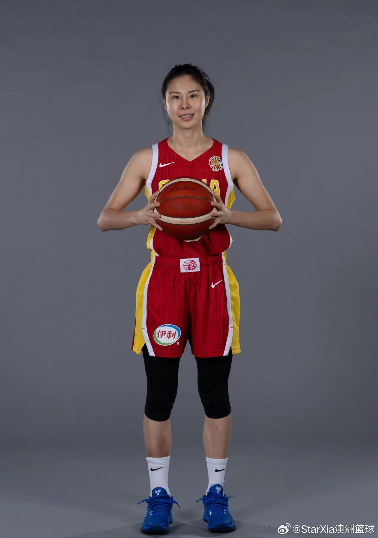 相信大家在国际篮联的中国女篮官方定妆照上注意到王思雨右腿肿胀程度和淤青了吧，，据