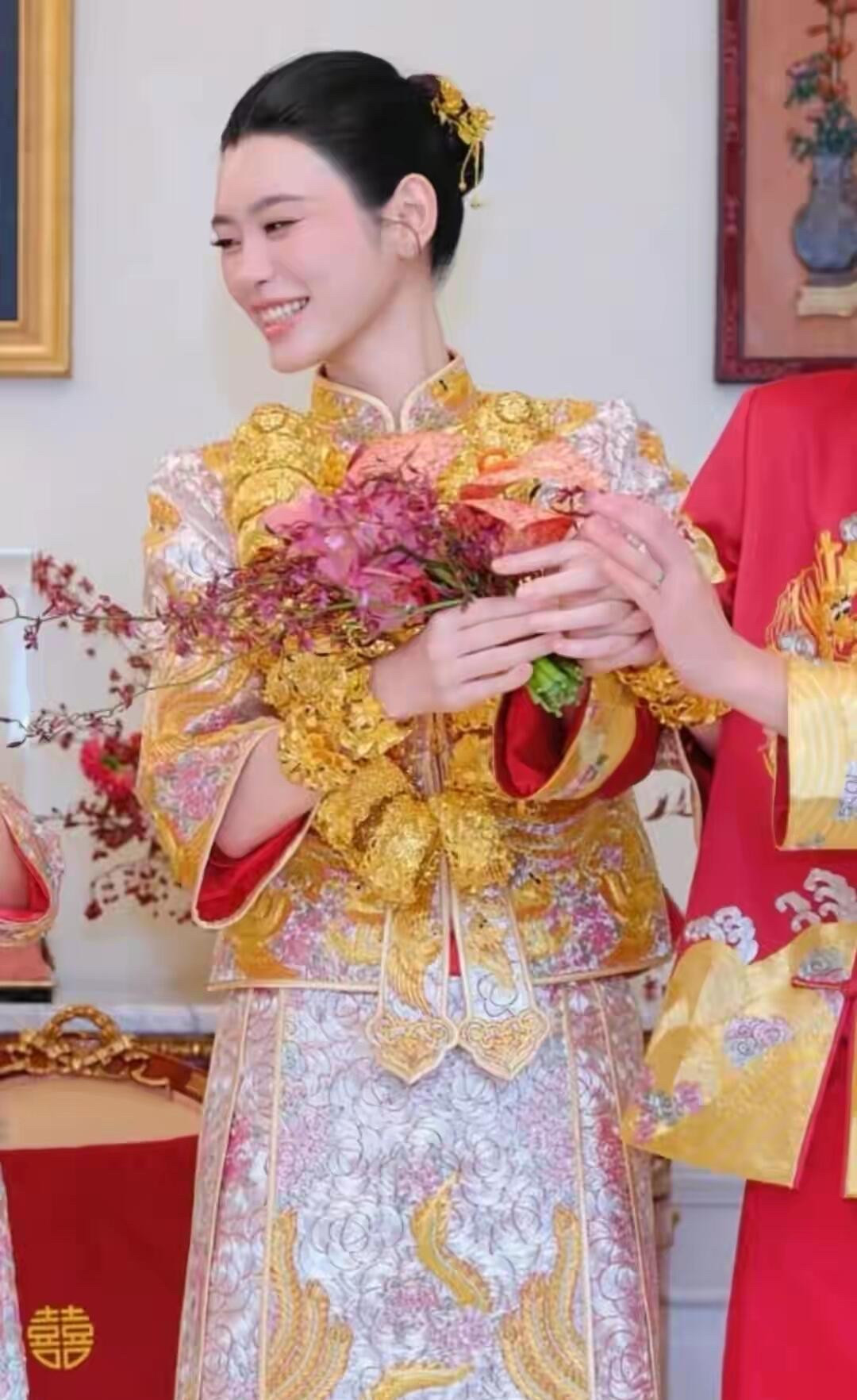 奚梦瑶身上穿的是龙凤褂中的皇褂，一点红也看不到！奚梦瑶和何猷君在澳门办答谢宴，奚梦瑶穿了一套中式婚礼
