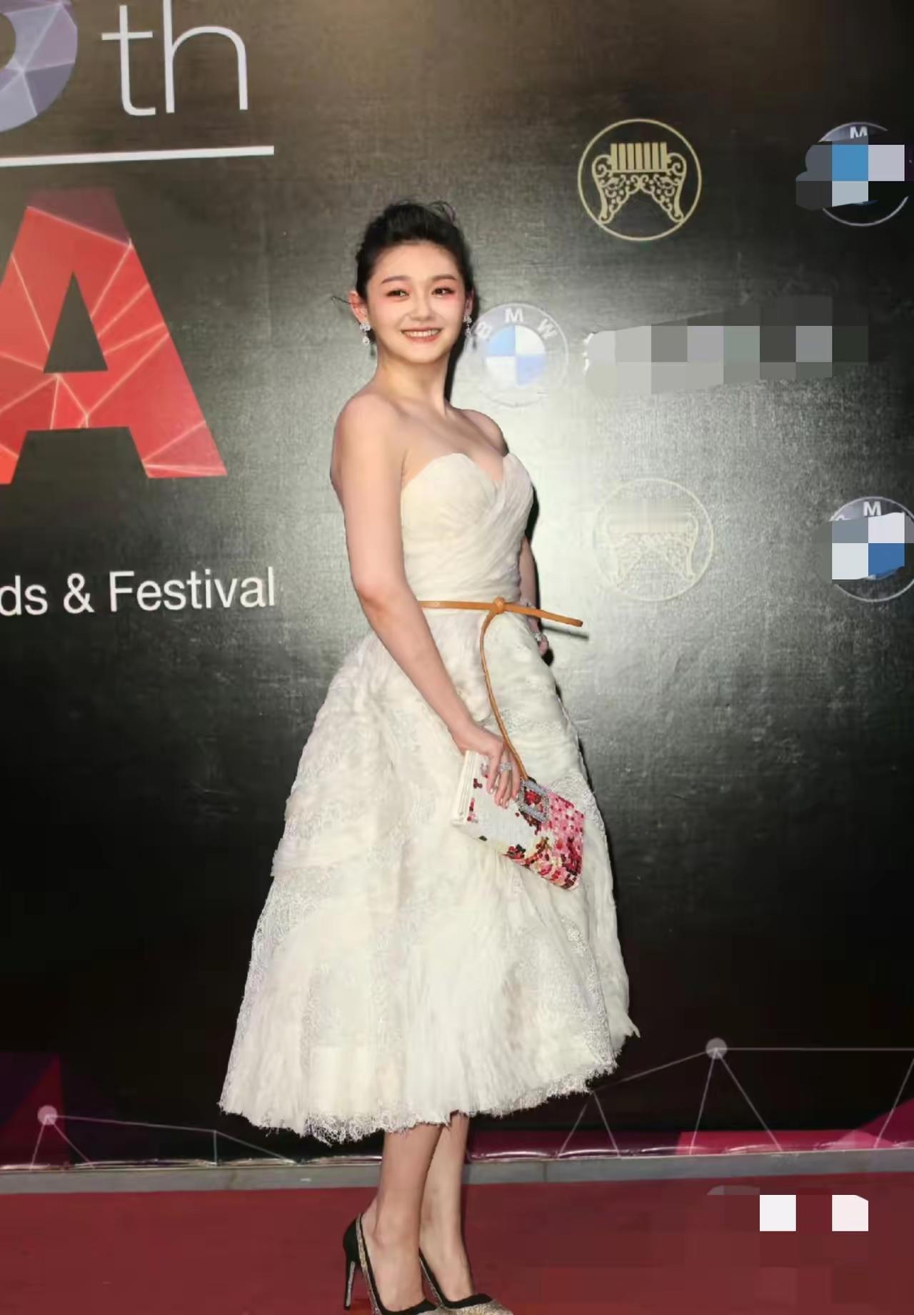 以她的美貌，想要什么样的男人没有，就谈恋爱呗，非要一个拿破牛仔裤给她缝个包包的男
