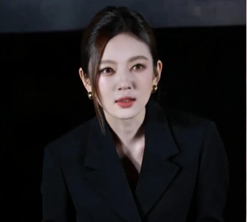 弯刀裤上身灾难重重，明星却爱穿，咋想的？镜头拉近时，何瑞贤的状态堪称无懈可击