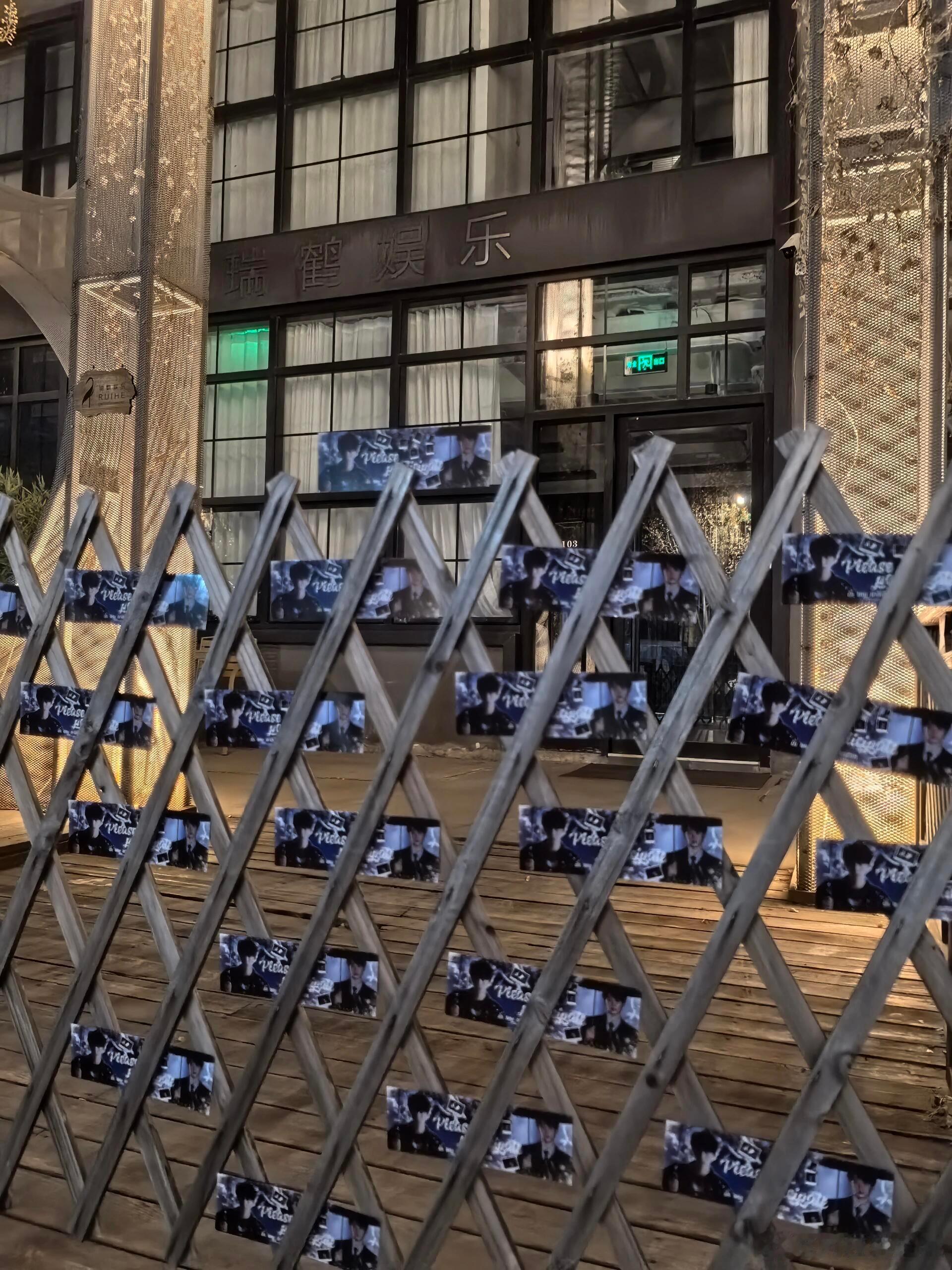 不管梓渝去不去微博之夜，他第一的事实改变不了粉丝腊八还去瑞鹤门口了梓渝不参加微博