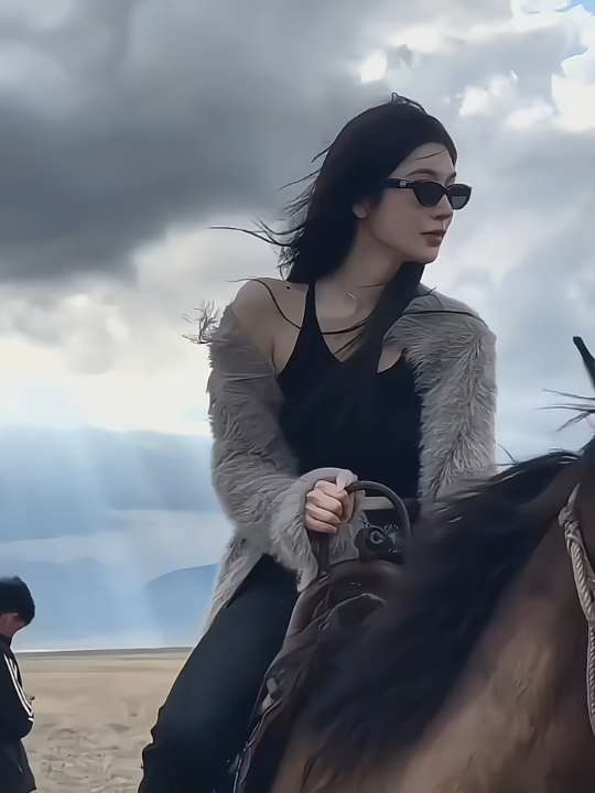对自己就三个要求：自由 有钱 穿喜欢的衣服