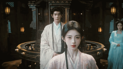 月鳞绮纪镜头一股自嬷味很假面油腻矫揉造作一点剧情也没有，所有人都沉浸在自己的自嬷