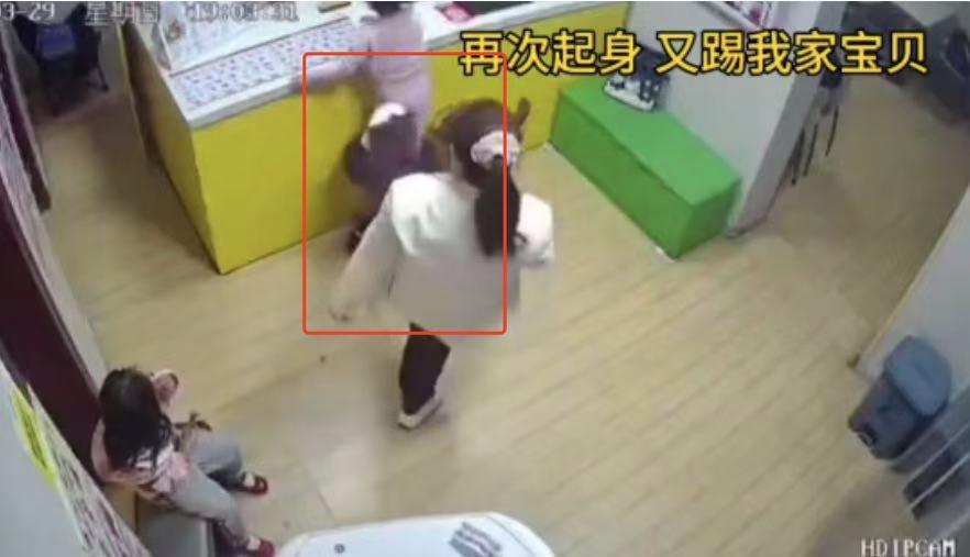 “太可恶了”！3月29号晚上七点多，河南一家汉堡店里，一个才四岁扎着小辫的小姑娘