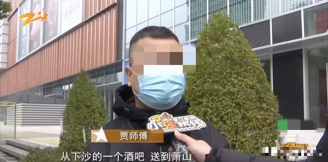 浙江杭州，男子凌晨开出租车在一酒吧门口接到一醉酒男乘客，全程22公里，一共98块