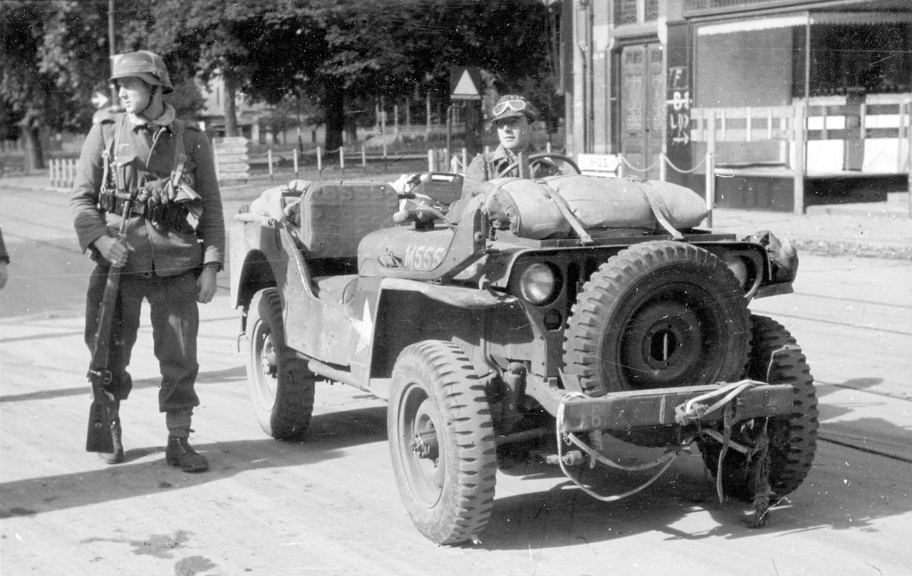 配音：[呲牙笑]咱也坐坐美国车~1944年9月，荷兰，阿纳姆，维尔帕广场。党卫军