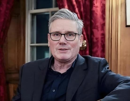 英国前首相斯塔默曾“投喂”给了世界三句话！第一句：中国不是“正在崛起”，是“已经